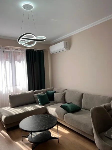 Tirane, jepet me qera apartament 1+1 , 75 m² 