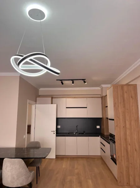 Tirane, jepet me qera apartament 1+1 , 75 m² 