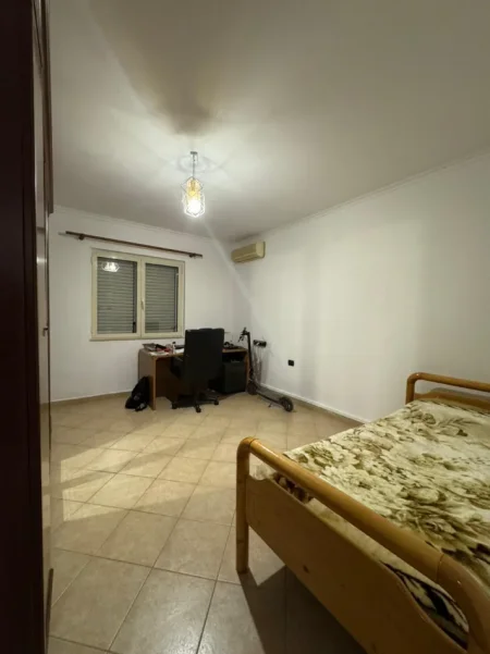 Tirane, jepet me qera 2+1 Kati 4, 120 m² (Liqeni Artificial)