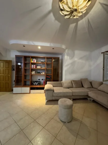 Tirane, jepet me qera 2+1 Kati 4, 120 m² (Liqeni Artificial)