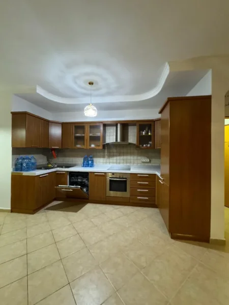 Tirane, jepet me qera 2+1 Kati 4, 120 m² (Liqeni Artificial)