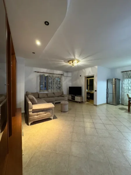 Tirane, jepet me qera 2+1 Kati 4, 120 m² (Liqeni Artificial)