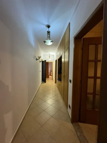 Tirane, jepet me qera 2+1 Kati 4, 120 m² (Liqeni Artificial)