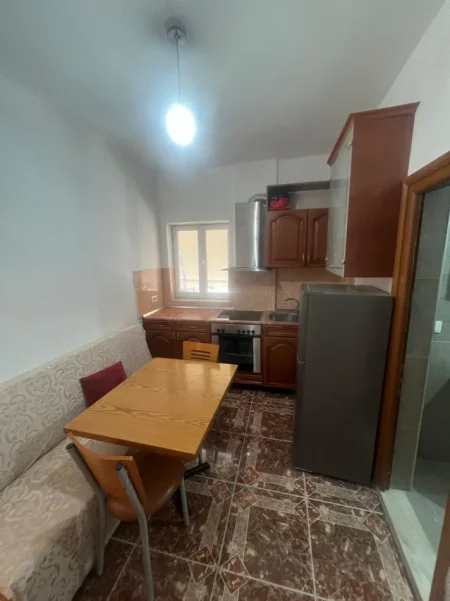 Jepet me qira apartament 1+1 , 400 € (Prane Spitalit Amerikan 2)