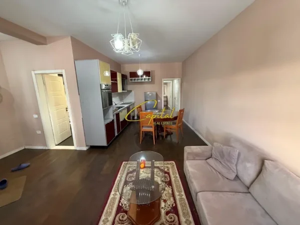 Tirane, jepet me qera apartament 2+1 Kati 1, 100 m² 500 € (ISH TREGU ELEKTRIK)