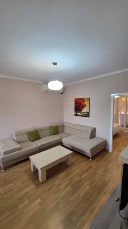 Tirane, jepet me qera apartament 1+1 Kati 3, 65 m² 600 € (Hoxha Tahsim)