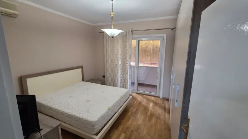 Tirane, jepet me qera apartament 1+1 Kati 3, 65 m² 600 € (Hoxha Tahsim)