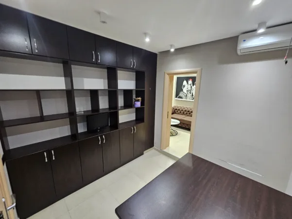 Tirane, jepet me qera zyre Kati 2, 25 m² 520 € (myslym shyr)