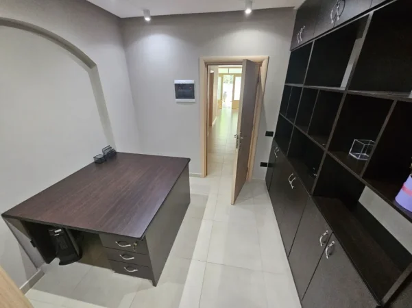 Tirane, jepet me qera zyre Kati 2, 25 m² 520 € (myslym shyr)