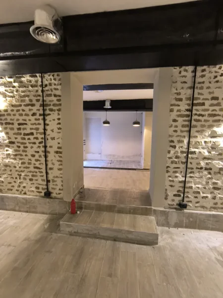 Tirane, jepet me qera dyqan Kati 0, 100 m² 1.000 € (VASIL SHANTO)