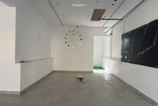 Tirane, jepet me qera dyqan Kati 0, 130 m² 1.360 € (ne rrugen Ndre Mjeda)