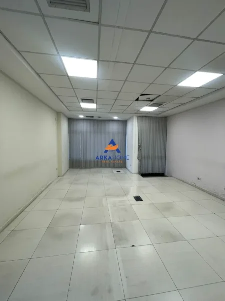 Tirane, jepet me qera ambjent biznesi Kati 2, 820 m² 10.000 € 