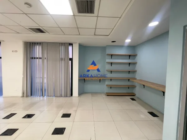 Tirane, jepet me qera ambjent biznesi Kati 2, 820 m² 10.000 € 