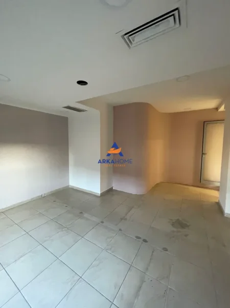 Tirane, jepet me qera ambjent biznesi Kati 2, 820 m² 10.000 € 