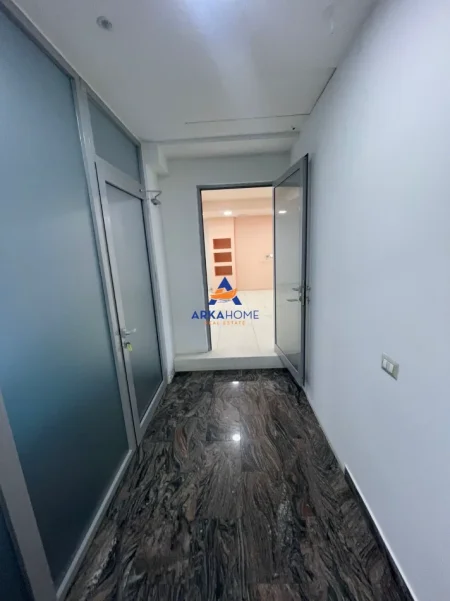 Tirane, jepet me qera ambjent biznesi Kati 2, 820 m² 10.000 € 