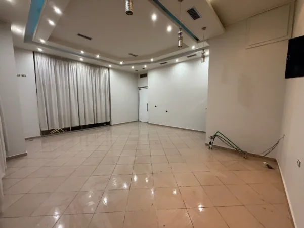 Tirane, jepet me qera dyqan Kati 1, 48 m² 400 € (Rruga jordan misja)