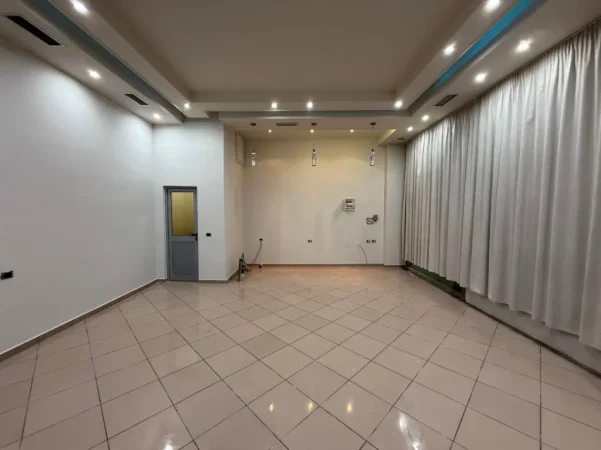 Tirane, jepet me qera dyqan Kati 1, 48 m² 400 € (Rruga jordan misja)