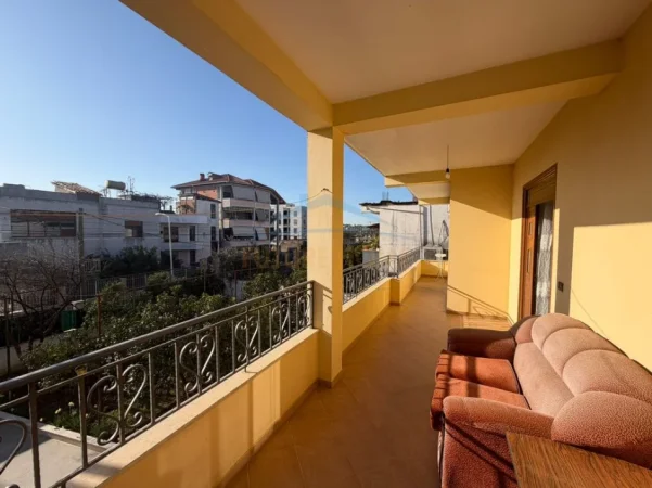 Tirane, jepet me qera shtepi 2+1+Ballkon Kati 2, 110 m² 420 € (Rruga 5 Maj)