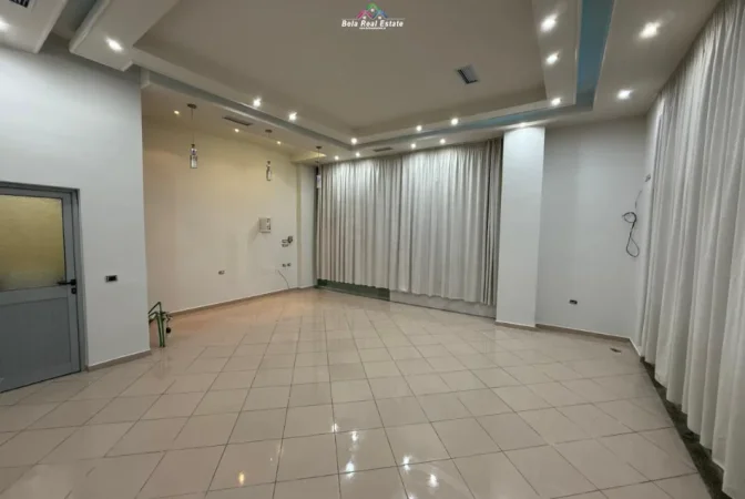 Tirane, jepet me qera dyqan Kati 1, 48 m² 400 € (jordan misja)