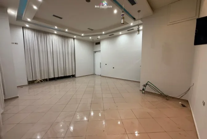 Tirane, jepet me qera dyqan Kati 1, 48 m² 400 € (jordan misja)
