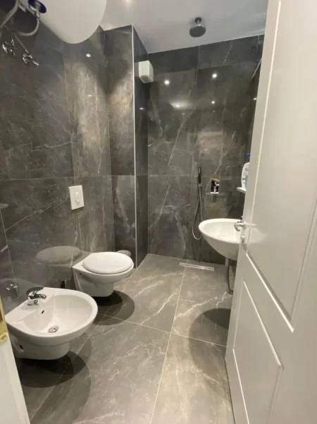 Tirane, jepet me qera apartament 2+1 Kati 4, 115 m² 850 € (Kopshti Zoologjik)