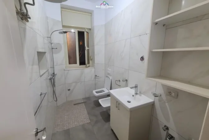 Tirane, jepet me qera zyre Kati 2, 75 m² 880 € (bulevardi zogu i pare)