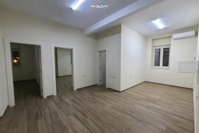 Tirane, jepet me qera zyre Kati 2, 75 m² 880 € (bulevardi zogu i pare)