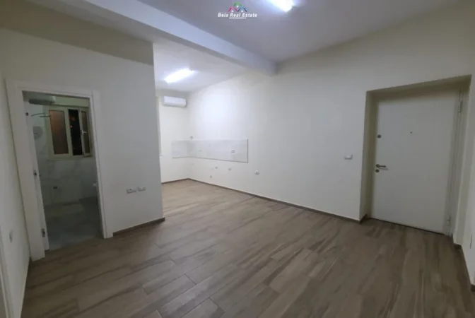 Tirane, jepet me qera zyre Kati 2, 75 m² 880 € (bulevardi zogu i pare)