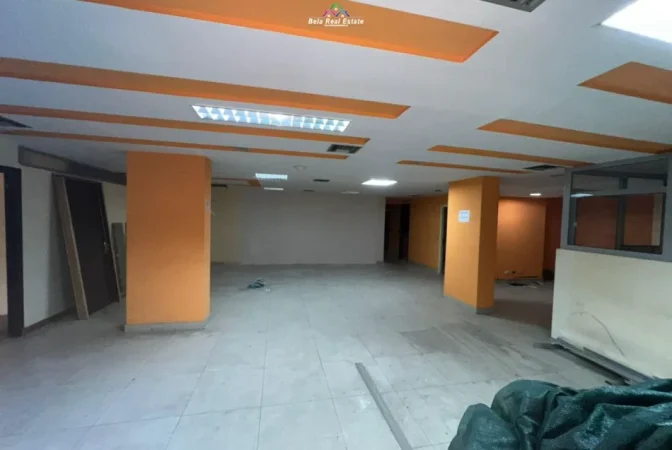 Tirane, jepet me qera magazine Kati -1, 700 m² 5.000 € (sheshi willson)