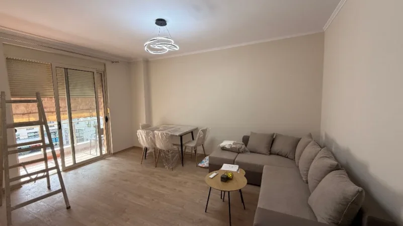 Tirane, jepet me qera apartament 1+1 Kati 3, 67 m² 500 € (Rruga Loni Ligori)