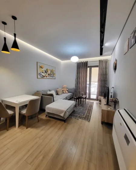 Tirane, jepet me qera apartament 1+1 Kati 4, 75 m² 830 € (KOMPLEKSI DELIJORGJI)