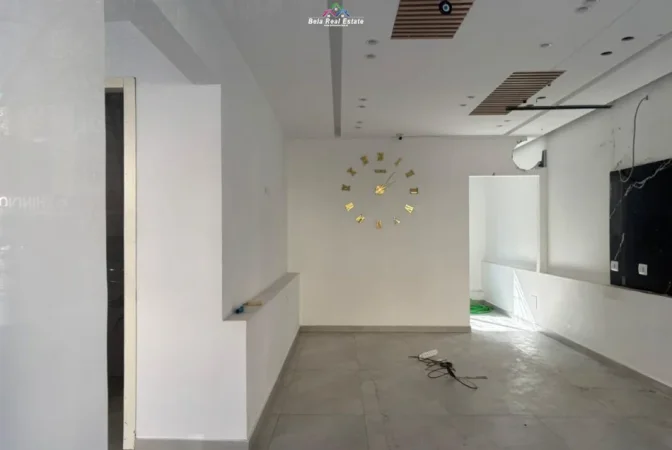 Tirane, jepet me qera dyqan Kati 0, 130 m² 1.360 € (ndre mjeda)