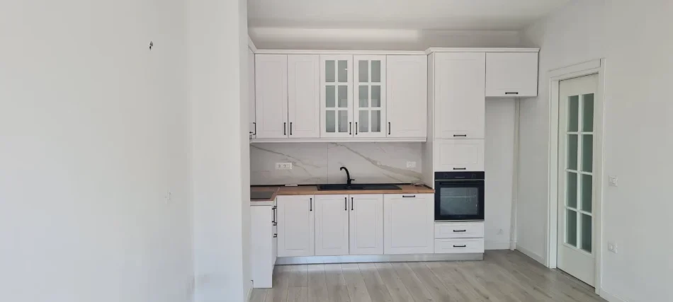 Tirane, jepet me qera apartament 1+1+Ballkon Kati 7, 64 m² 500 € (rruga marie kraja)