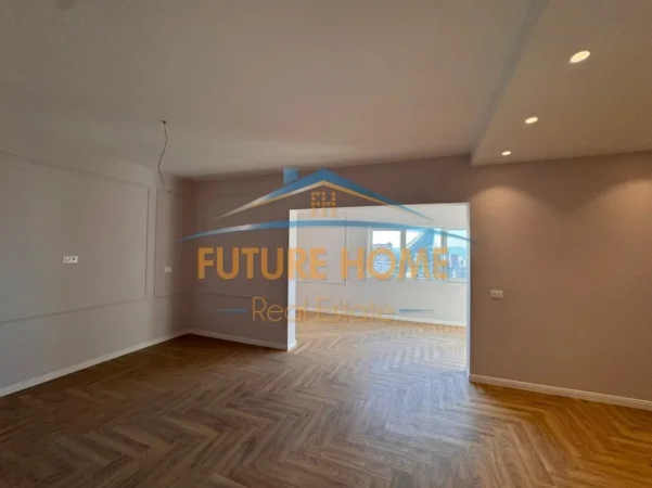 Tirane, jepet me qera ambjent biznesi Kati 13, 210 m² 2.300 € (SHALLVARET)