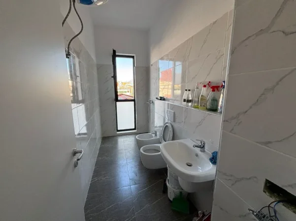 Tirane, jepet me qera zyre Kati 2, 96 m² 1.500 € (vasil shanto)