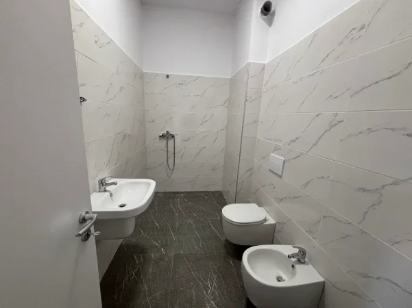 Tirane, jepet me qera zyre Kati 2, 96 m² 1.500 € (vasil shanto)