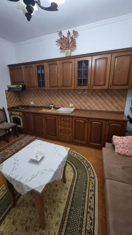Tirane, jepet me qera apartament 2+1+Ballkon Kati 2, 100 m² 500 € (Rruga Ndre Mjeda)