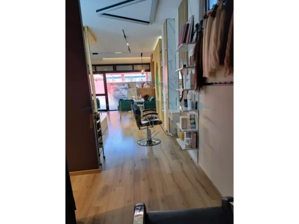 Tirane, jepet me qera ambjent biznesi Kati 1, 54 m² 700 € (RRUGA XHANFIZE KEKO)