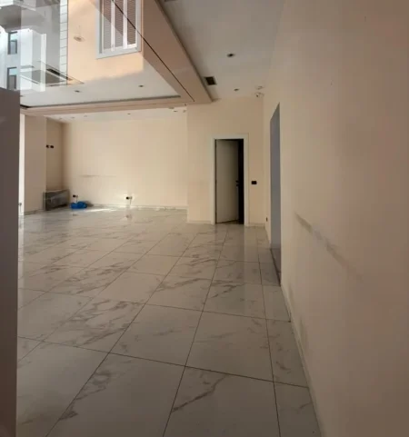 Tirane, jepet me qera dyqan Kati 0, 110 m² 2.500 € (rruga e kavajes)