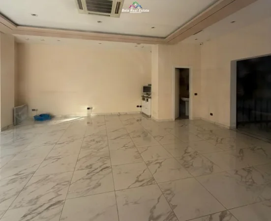 Tirane, jepet me qera dyqan Kati 0, 110 m² 2.500 € (Rruga Kavajes)