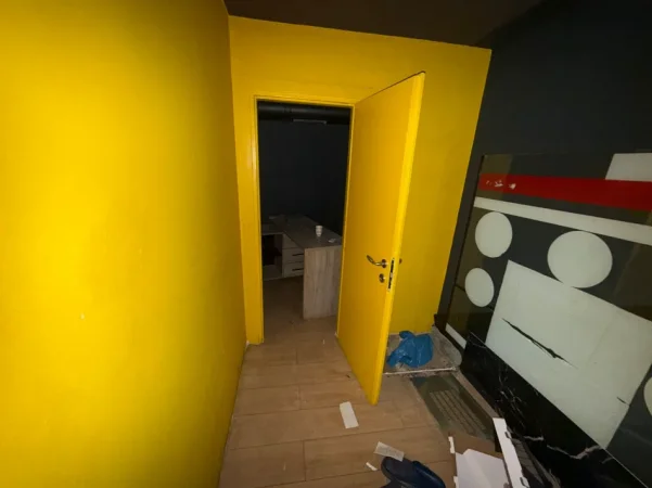 Tirane, jepet me qera lokal Kati 0, 92 m² 4.180 € (Qender)