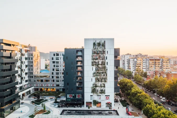 Tirane, shitet ambjent biznesi , (Square 21)