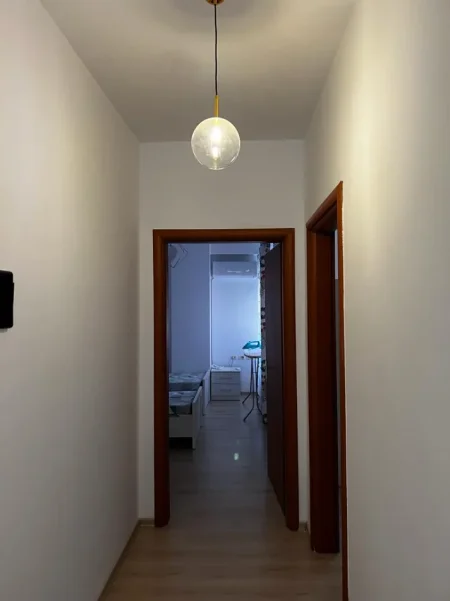Tirane, jepet me qera apartament 2+1 Kati 7, 750 € (Stacioni Trenit kompleksi Usluga)