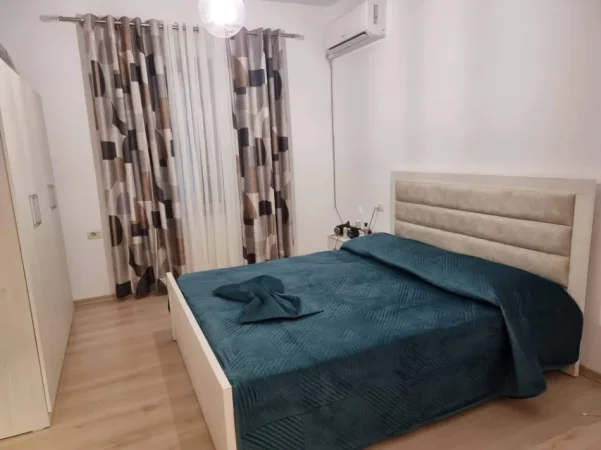 Tirane, jepet me qera apartament 2+1 Kati 7, 750 € (Stacioni Trenit kompleksi Usluga)