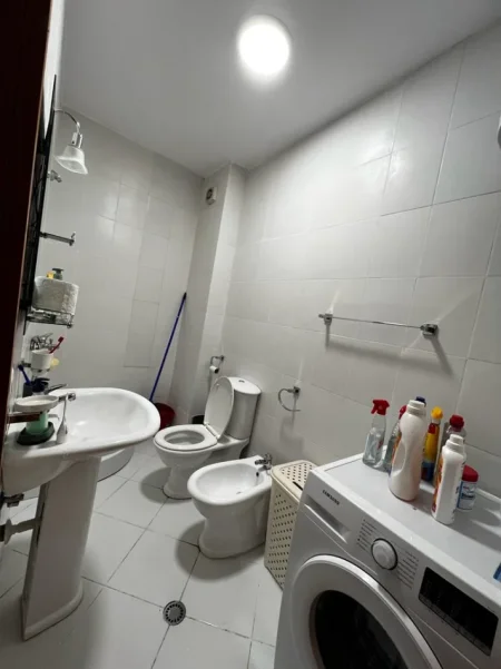 Tirane, jepet me qera apartament 2+1 Kati 7, 750 € (Stacioni Trenit kompleksi Usluga)