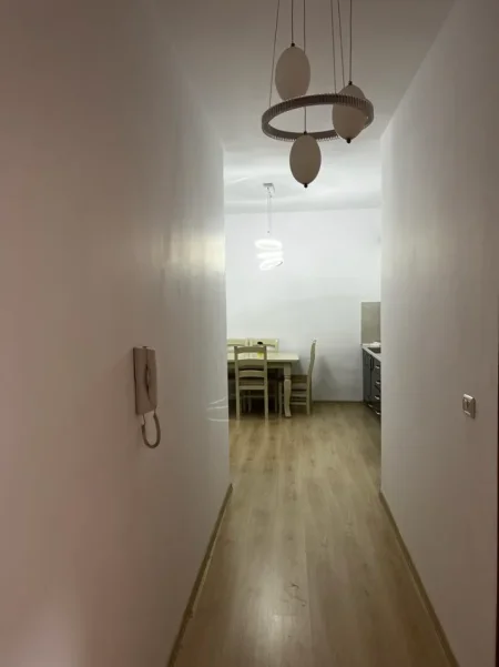 Tirane, jepet me qera apartament 2+1 Kati 7, 750 € (Stacioni Trenit kompleksi Usluga)