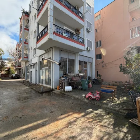 Himare, jepet me qera nga Pronari, pa-komision ambjent biznesi Kati 0, 95 m² 15.000 € (Prane qendres shendetesoew)
