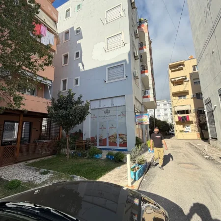 Himare, jepet me qera nga Pronari, pa-komision ambjent biznesi Kati 0, 95 m² 15.000 € (Prane qendres shendetesoew)