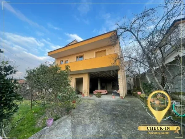 Tirane, shitet Vile 2 Katshe , 213 m² 250.000 € (Kombinat)