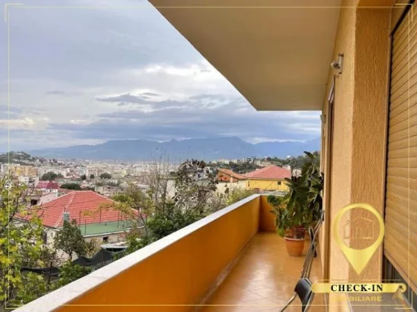 Tirane, shitet Vile 2 Katshe , 213 m² 250.000 € (Kombinat)